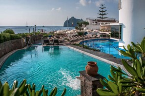 Piscine intérieure, 2 piscines extérieures, parasols