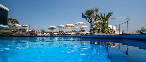 Innendørsbasseng, 2 utendørsbassenger og bassengparasoller