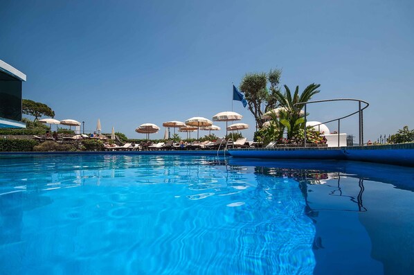 Una piscina techada, 2 piscinas al aire libre, sombrillas