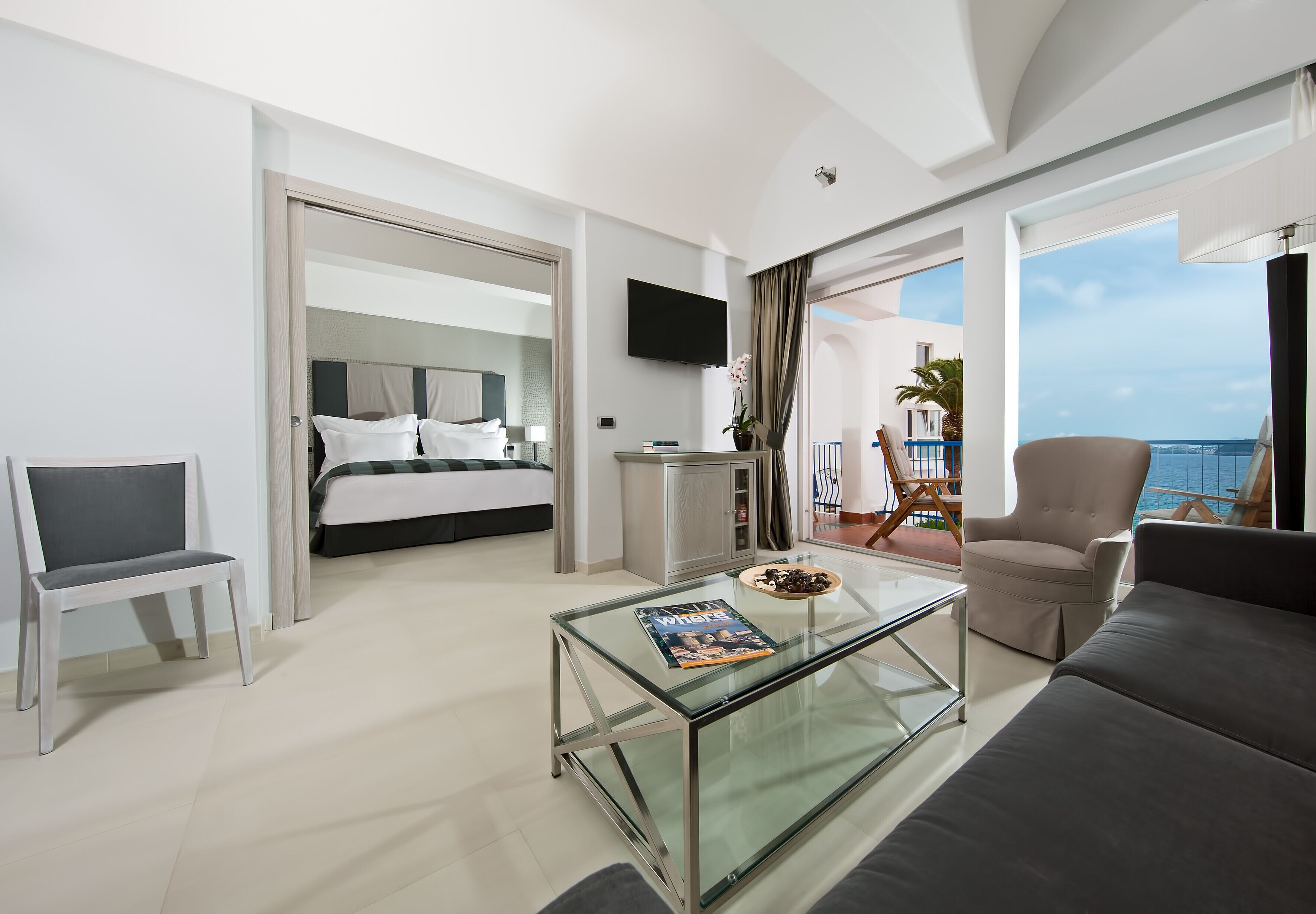 Hypo-allergenic bedding, minibar, in-room safe, desk