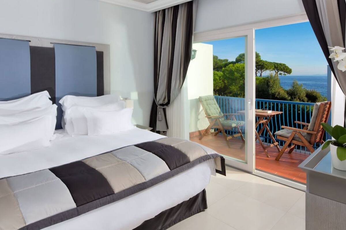 suite | hypo-allergenic bedding, minibar, in-room safe, desk