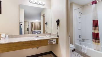Ducha y bañera combinadas y artículos de higiene personal gratuitos