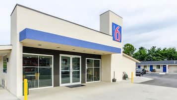 Welcome to this motel, featuring a flat roof and a simple design with a large glass entrance.