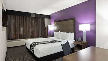 高級寢具、書桌、手提電腦工作空間、遮光窗簾/窗簾