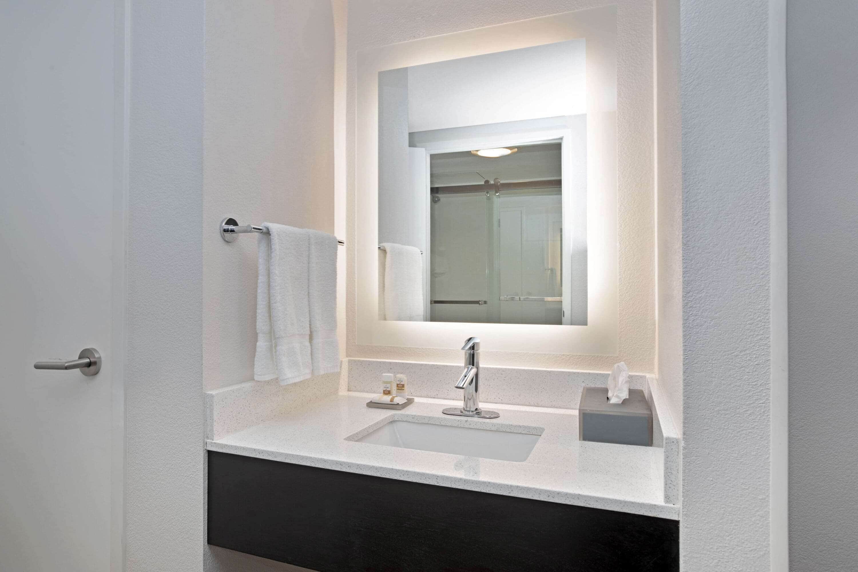 Combined shower/bathtub, free toiletries, hair dryer, towels