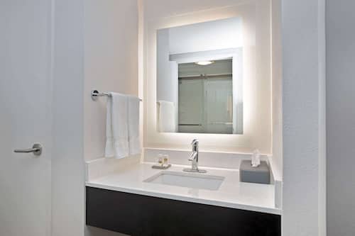 Combined shower/bathtub, free toiletries, hair dryer, towels