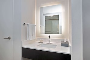 Tina con regadera, amenidades de baño gratuitas, secadora de cabello
