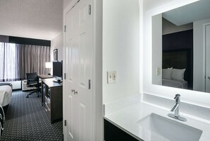 Quarto, 1 cama King, para não fumantes | Banheiro | Chuveiro/banheira combinados, produtos de toalete grátis