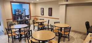 Free daily continental breakfast - Days Inn by Wyndham Austin (Austin)