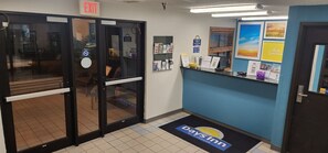 Lobby - Days Inn by Wyndham Austin (Austin)