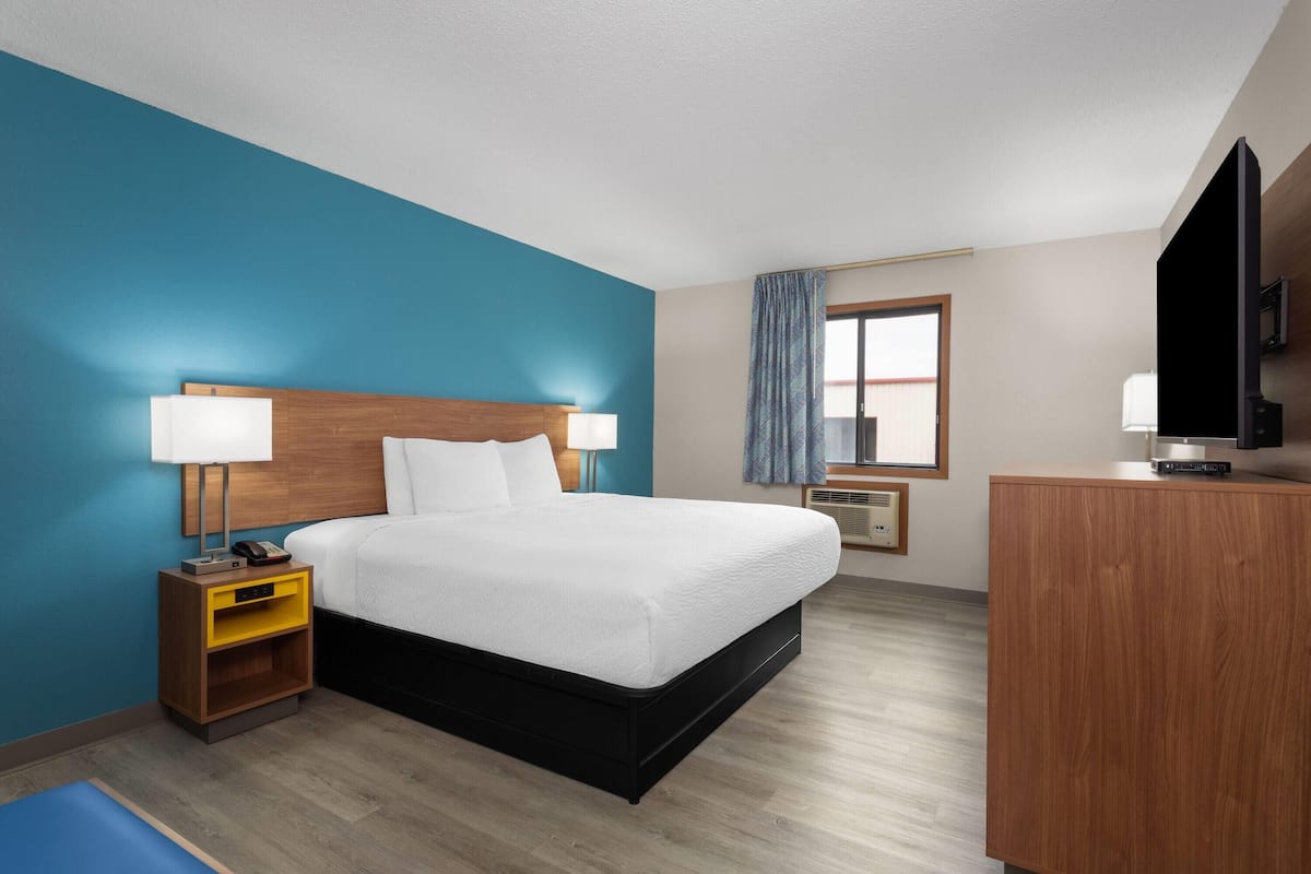 Room, 1 King Bed, Non Smoking | Desk, blackout drapes, iron/ironing board, cribs (free)