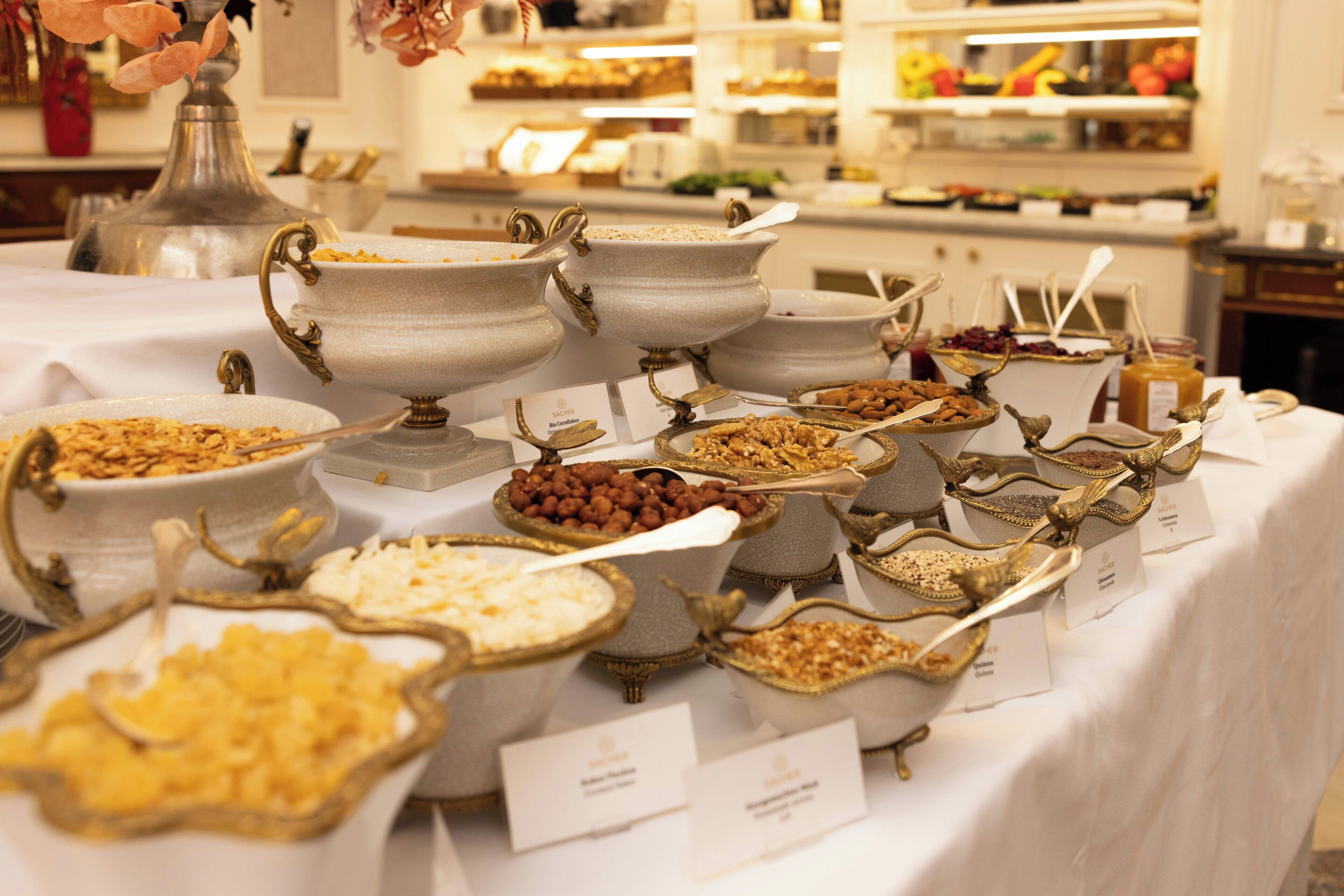 Tägliches Frühstücksbuffet (62.50 EUR pro Person)