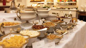 Tägliches Frühstücksbuffet (62.50 EUR pro Person)