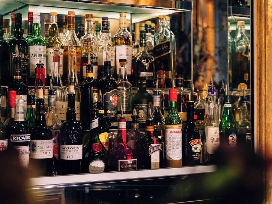 Un bar bien approvisionné, avec une grande variété de bouteilles d’alcool.