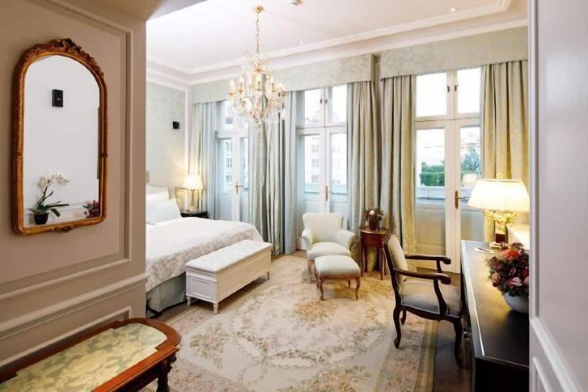 Hypo-allergenic bedding, down comforters, free minibar items