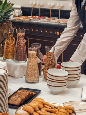 Desayuno buffet (EUR 62.50 por persona) 