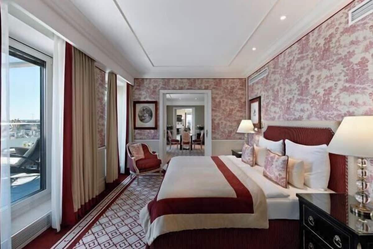 Hypo-allergenic bedding, down comforters, free minibar items