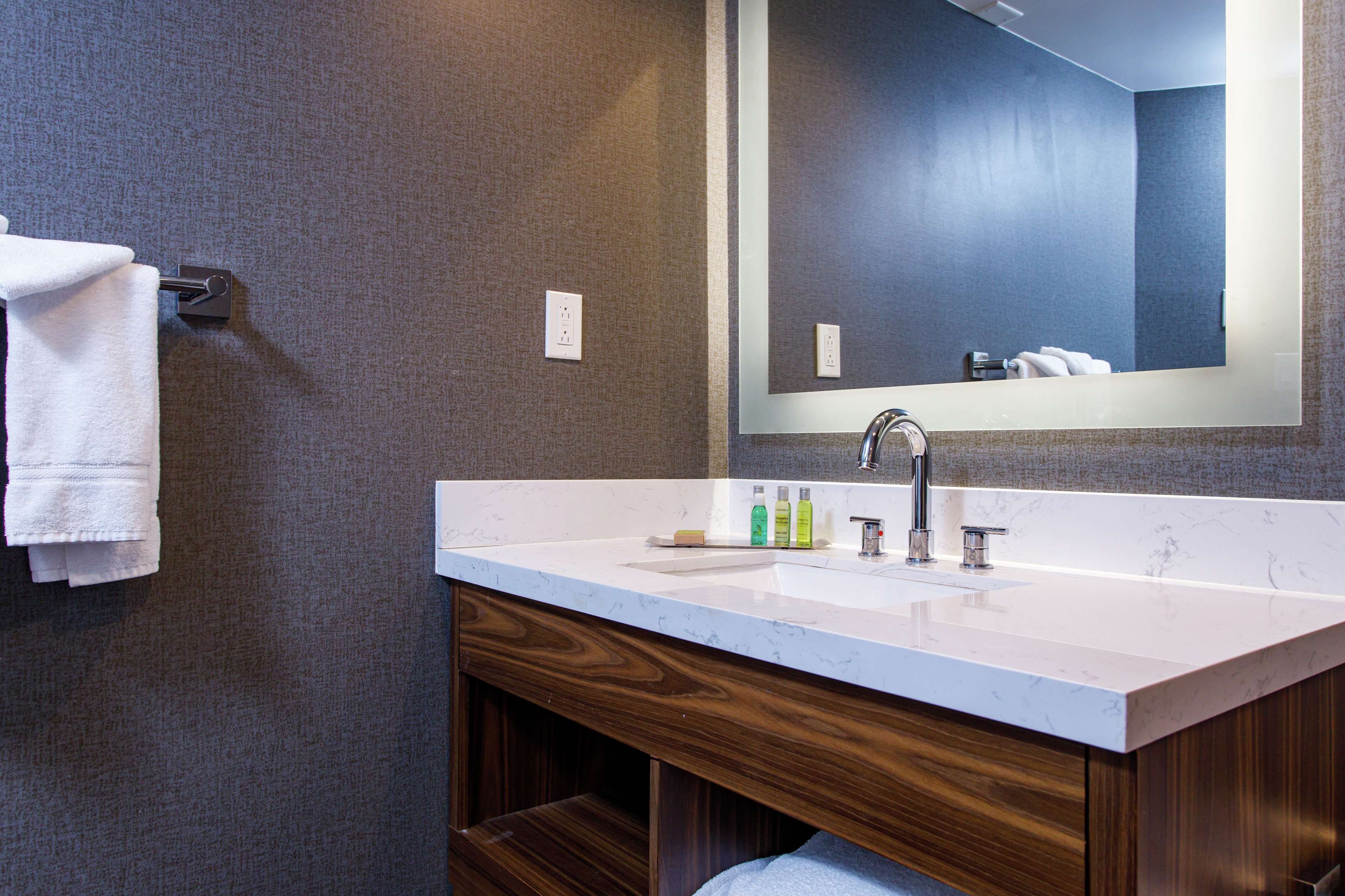 junior suite, 1 king bed | down duvets, in-room safe, desk, laptop workspace