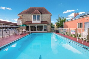 Una piscina al aire libre de temporada