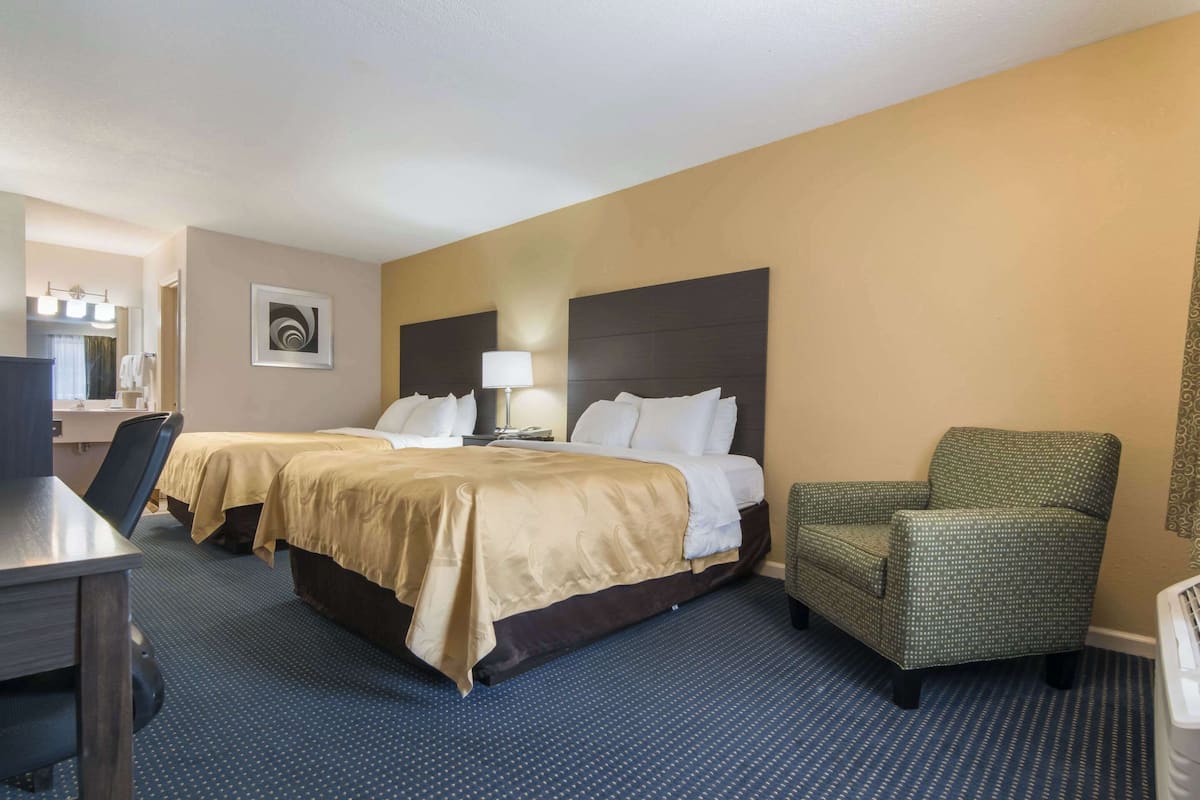 Habitación estándar, 2 camas de matrimonio, no fumadores | Ropa de cama de alta calidad, caja fuerte, decoración individual