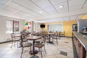 بوفيه فطور مجانًا يوميًا