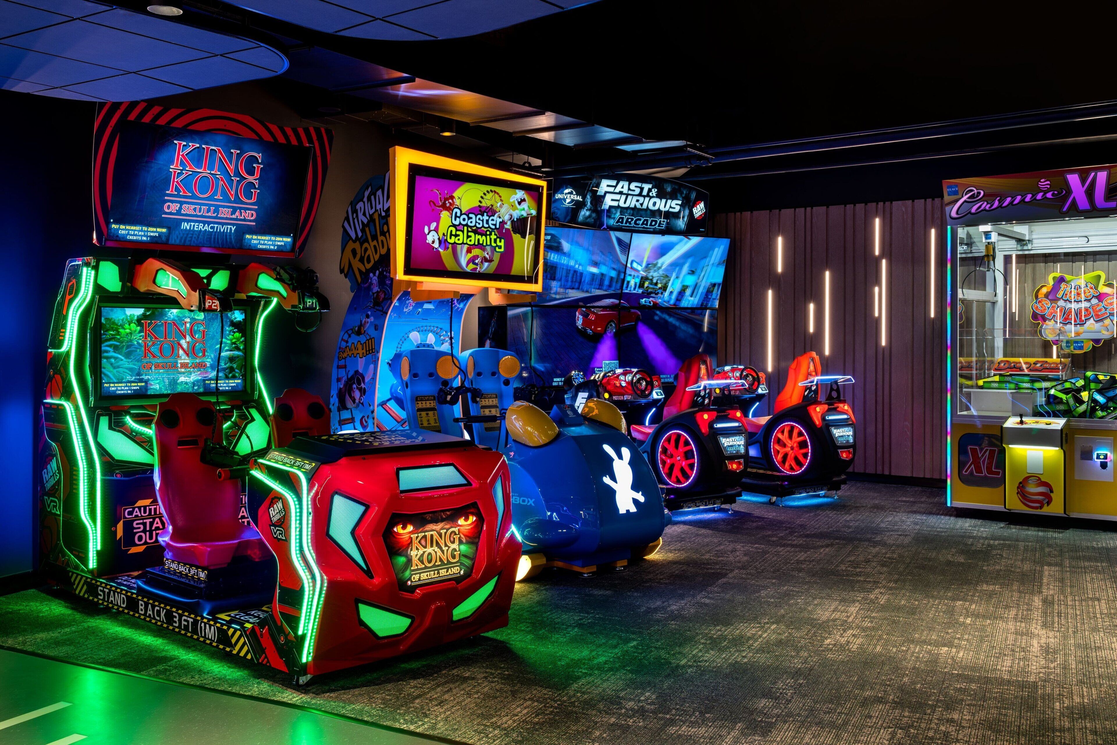 Rivi pelihalleissa olevia peliautomaatteja, joihin kuuluu muun muassa King Kong, Coaster Calamity ja Fast & Furious Arcade.