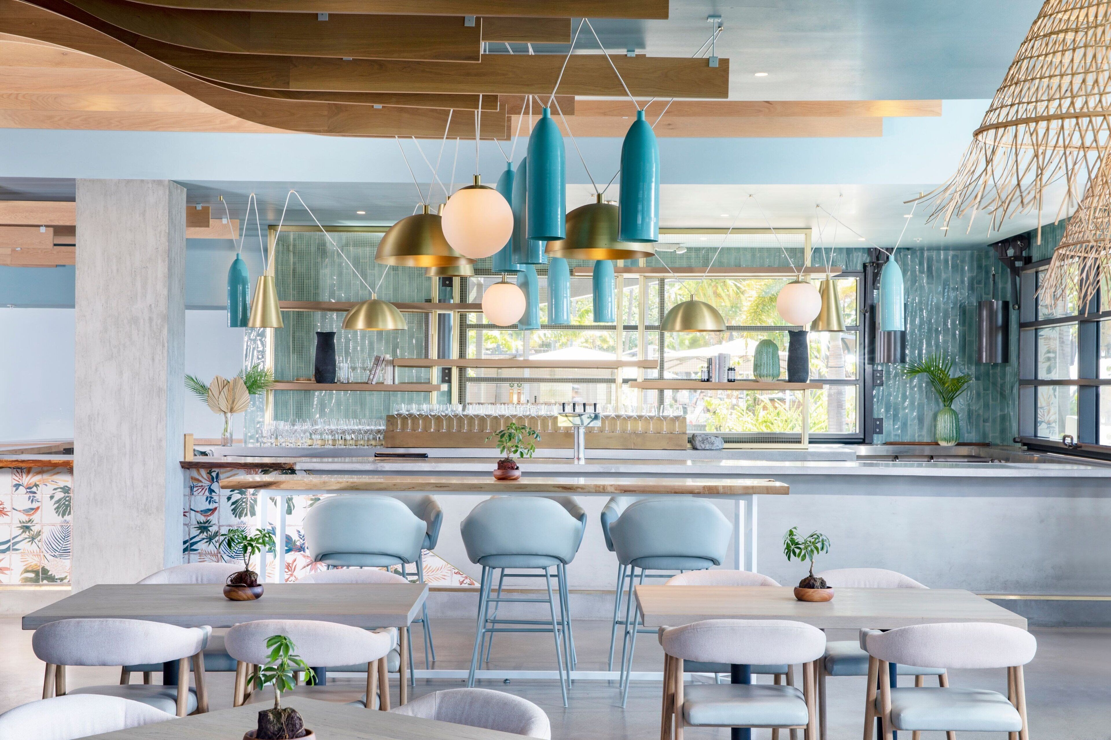 2 bars/lounges, poolside bar