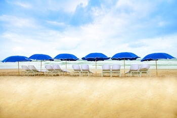 On the beach, white sand, free beach shuttle, sun loungers at Loews Coronado Bay Resort