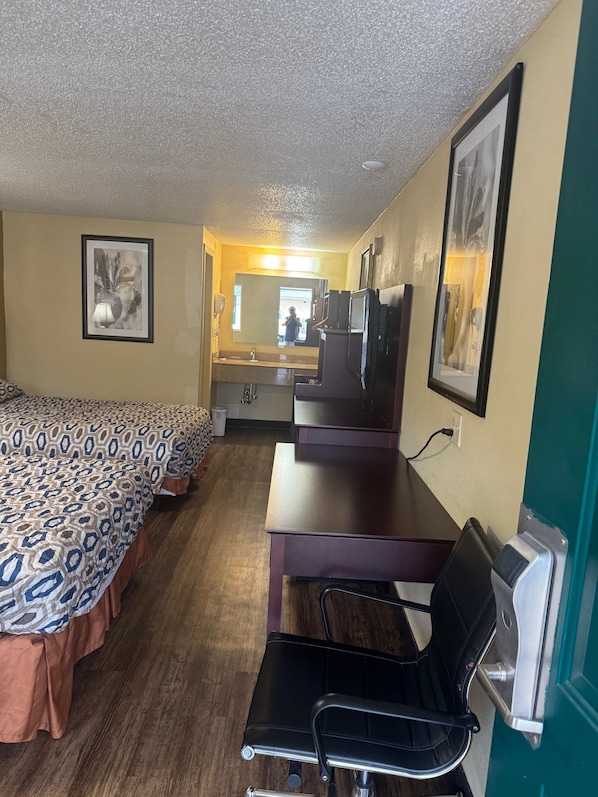 1 bedroom, desk, free WiFi, bed sheets