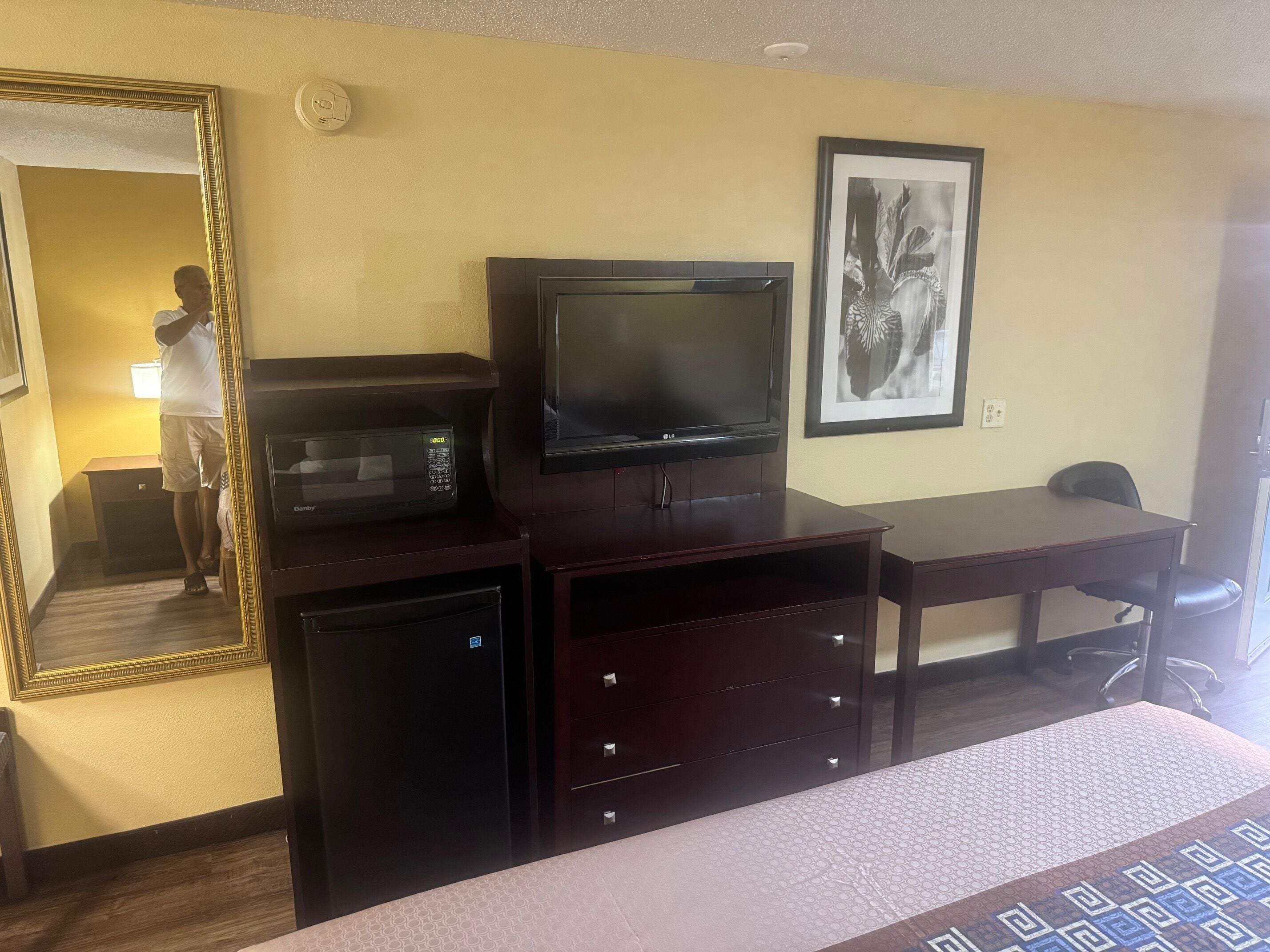 Basic Room | Desk, free WiFi, bed sheets