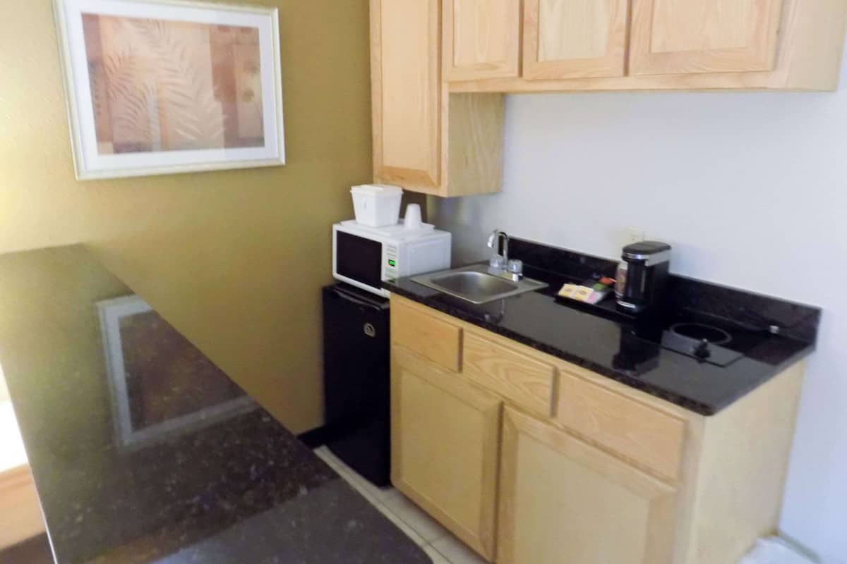 standard room, 1 queen bed, non smoking | in-room safe, desk, laptop workspace, iron/ironing board