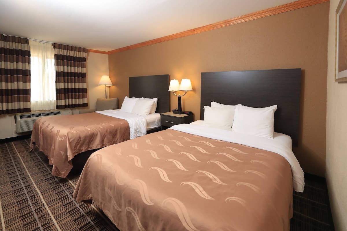 غرفة عادية - سريران كبيران - لغير المدخنين | خزنة داخل الغرفة ومكتب ومساحة عمل للكمبيوتر المحمول ومكواة/لوح كي