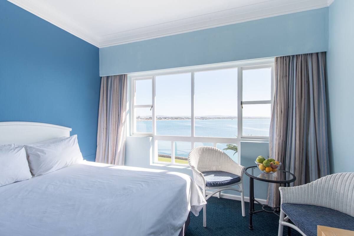 family room, sea view | beach/ocean view