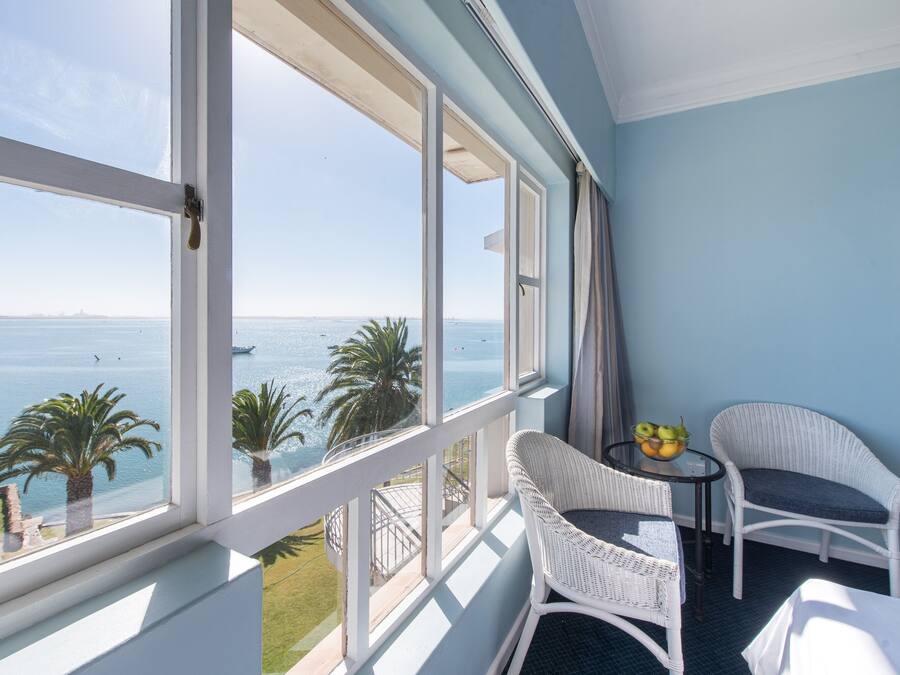 Familierom, sjøutsikt | Minibar, safe på rommet, skrivebord og skrivebord for bærbar PC