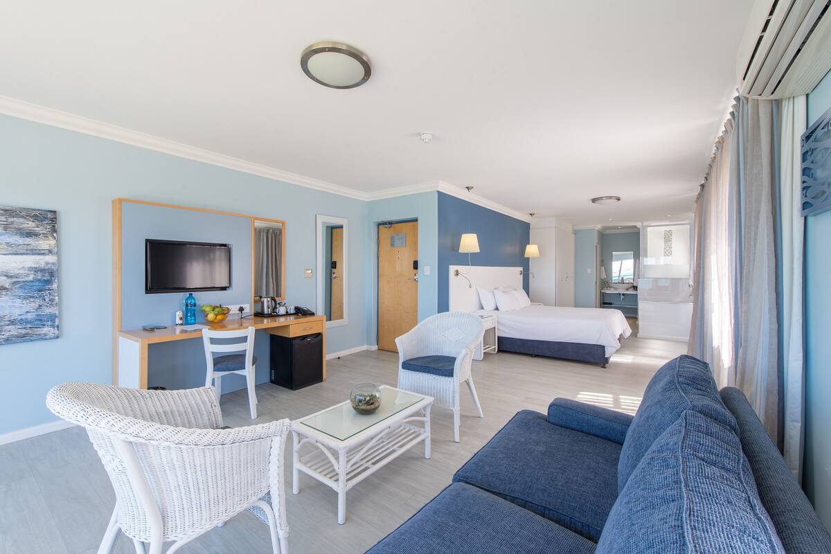 luxury studio suite | 1 bedroom, minibar, in-room safe, desk