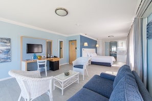 Luxury Studio Suite | Minibar, in-room safe, desk, laptop workspace