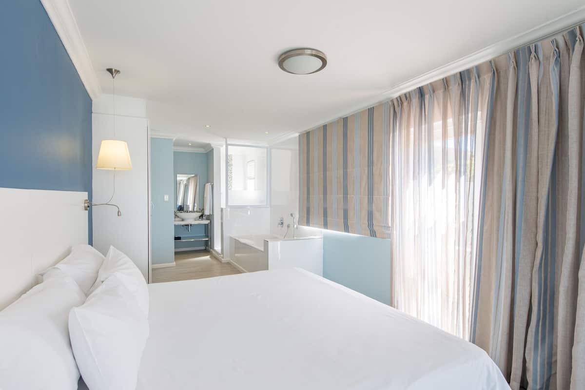 luxury studio suite | 1 bedroom, minibar, in-room safe, desk