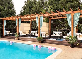 En säsongsöppen utomhuspool