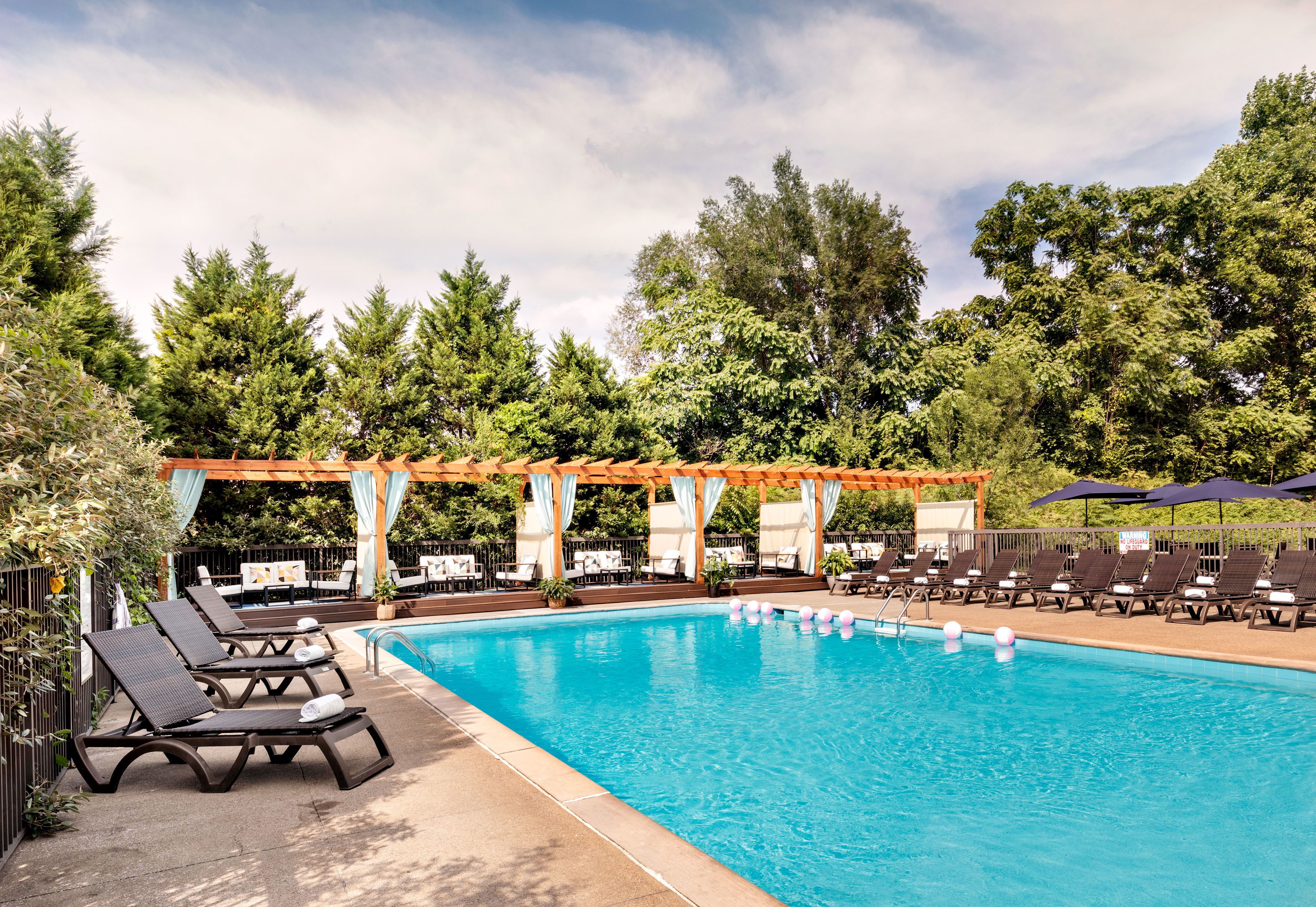 季节性开放的室外游泳池