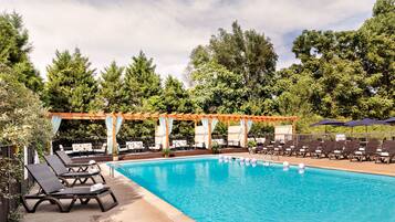 Kolam renang terbuka bermusim