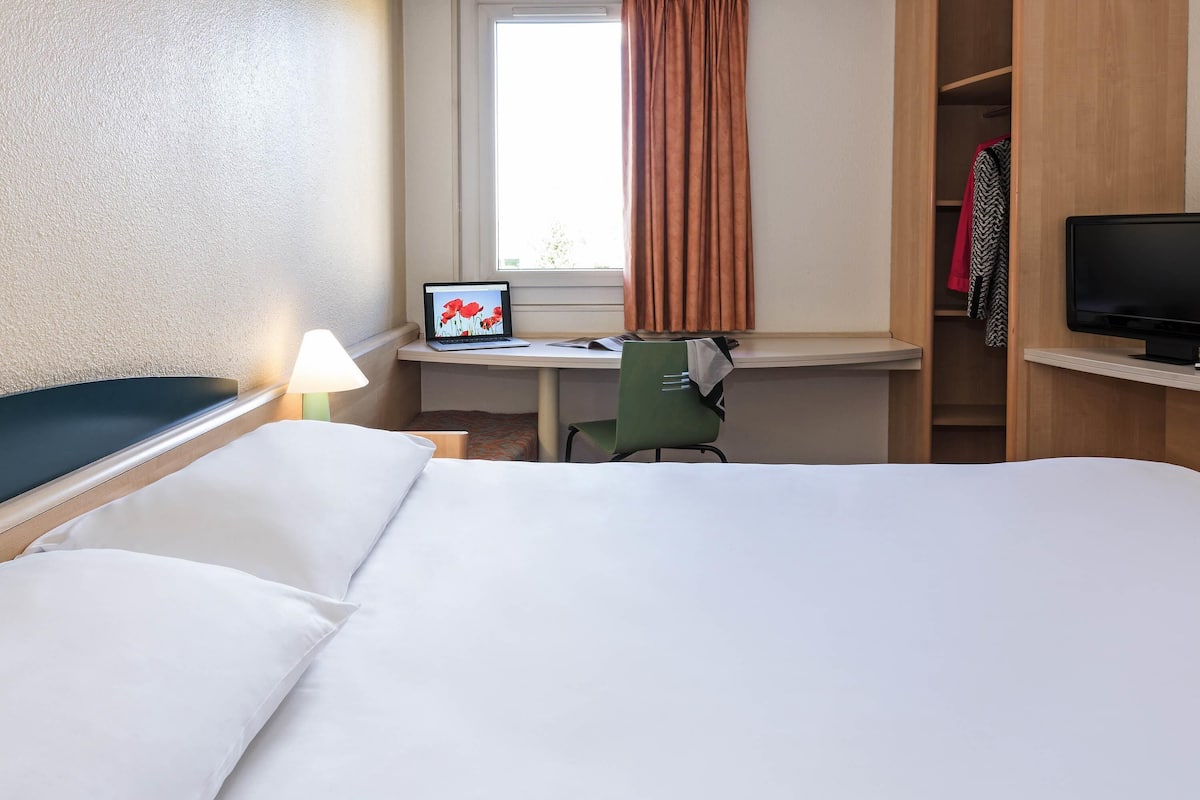 Standard Double Room, 1 Katil Kelamin (Double) | Meja, langsir/tirai gelap terus, seterika/papan seterika