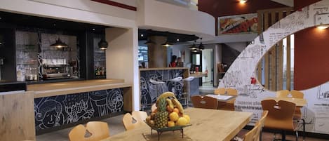 Breakfast, lunch, dinner served; Regional cuisine