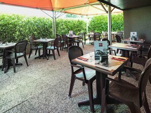 Der serveres morgenmad, frokost, aftensmad og regionale retter 