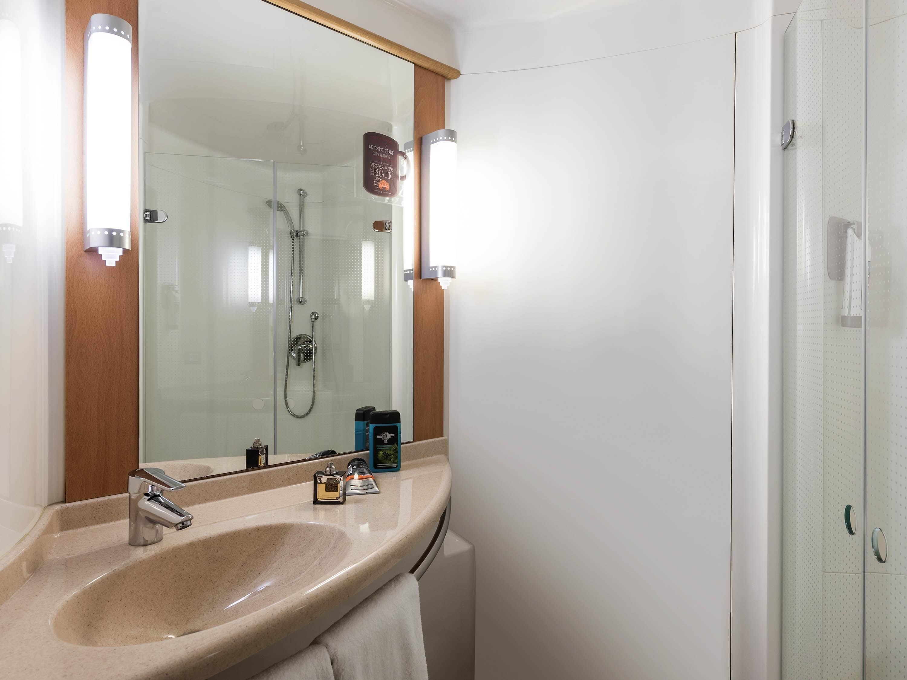 Chambre Standard, 2 lits une place | Bureau, rideaux occultants, fer et planche à repasser