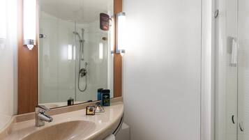 Chambre Standard, 2 lits une place | Bureau, rideaux occultants, fer et planche Ă repasser