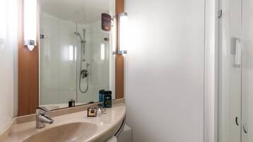 Habitación estándar, 2 camas individuales | Escritorio, cortinas blackout y tabla de planchar con plancha