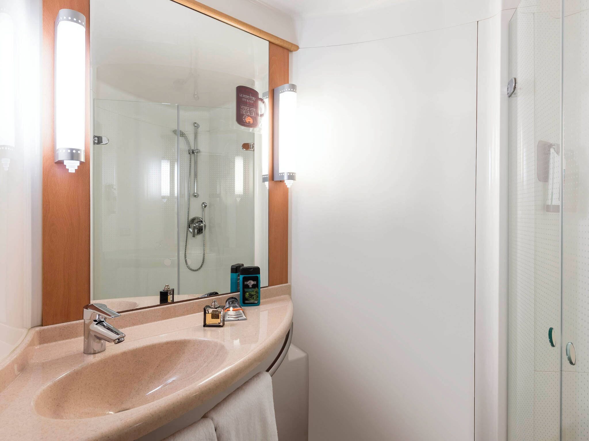 Artículos de tocador ecológicos, secador de pelo, toallas