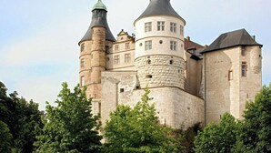 Un castillo histórico con múltiples torres y un muro fortificado.
