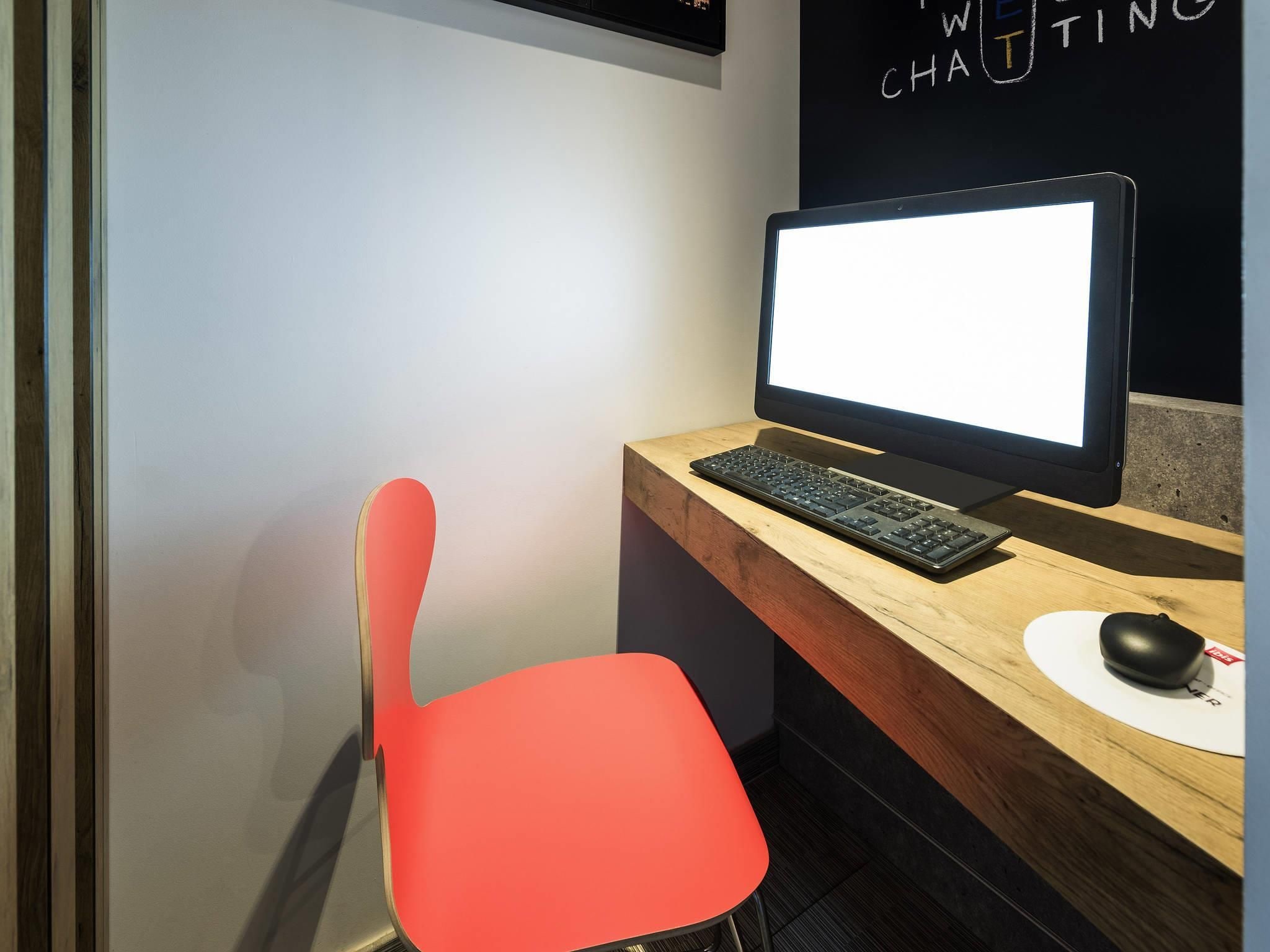 Un bureau d’ordinateur avec un écran, un clavier et une souris.