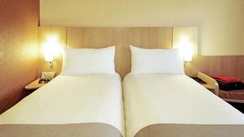 Chambre Standard, 2 lits une place | Bureau, rideaux occultants, fer et planche Ă repasser